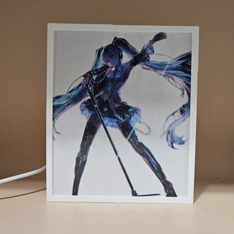 Lámpara ánime  Miku Hatsune  con doble imagen del personaje Miku Hatsune, vista apagada, se esconde la imágen de atras.