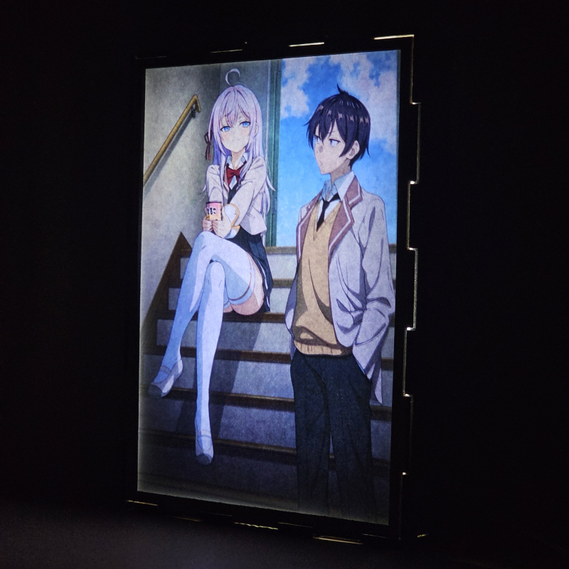 Lámpara ánime/manga  Alya a veces me susurra en ruso  con doble imagen de la pareja Alisa Mikhailovna Kujou y Masachika Kuze, vista encendida, donde se revela la ilustración completa al encender la luz LED.