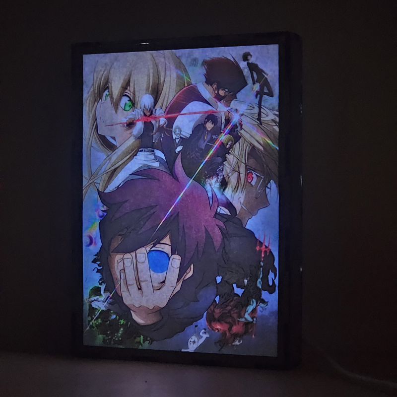 Lámpara ánime/manga  Kekkai Sensen  con doble imagen del grupo Leonardo Watch, Klaus von Reinherz, Zapp Renfro, Mary Macbeth, William Macbeth, Steven A. Starphase, Chain Sumeragi, Gilbert F. Altstein y Sonic, vista encendida, donde se revela la ilustración completa al encender la luz LED.