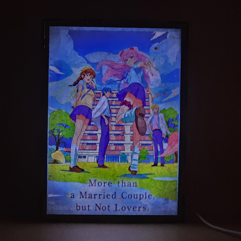 Lámpara ánime/manga  More Than a Married Couple, But Not Lovers  con doble imagen del grupo Akari Watanabe, Jiro Yakuin, Shiori Sakurazaka y Minami Tenjin, vista encendida, donde se revela la ilustración completa al encender la luz LED.