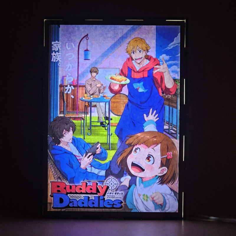 Lámpara ánime  Buddy Daddies  con doble imagen del grupo Kazuki Kurusu, Rei Suwa, Miri Unasaka y Kyūtarō Kugi, vista encendida, donde se revela la ilustración completa al encender la luz LED.
