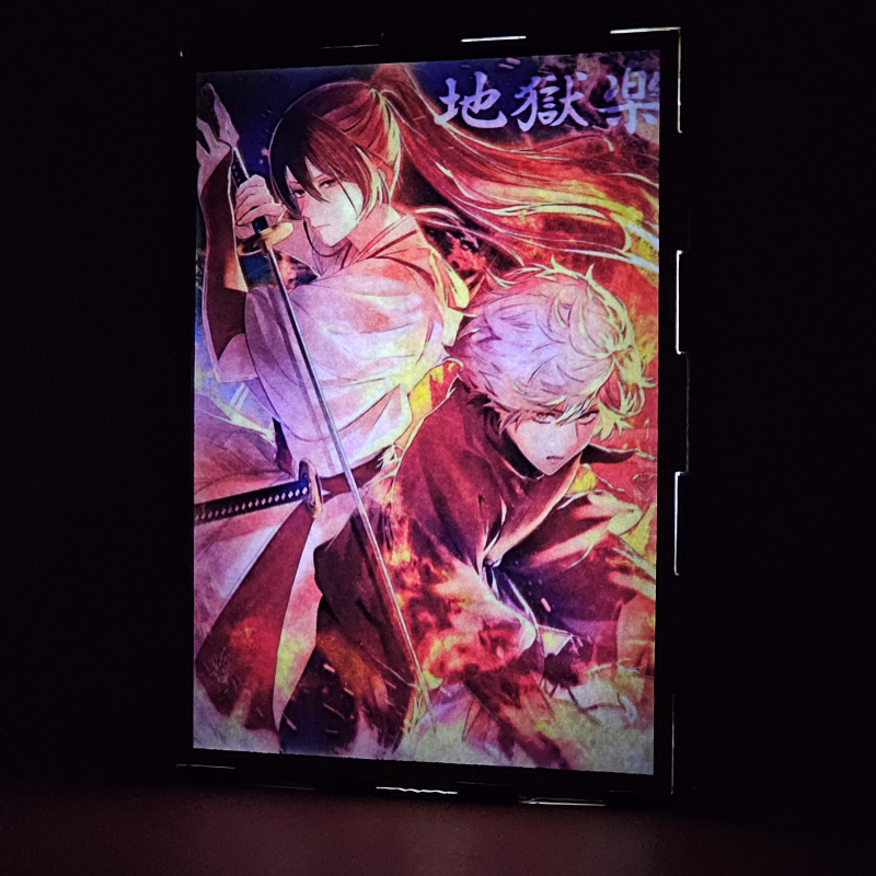 Lámpara ánime/manga  Hell's Paradise  con doble imagen de la pareja Gabimaru y Sagiri Yamada Asaemon, vista encendida, donde se revela la ilustración completa al encender la luz LED.