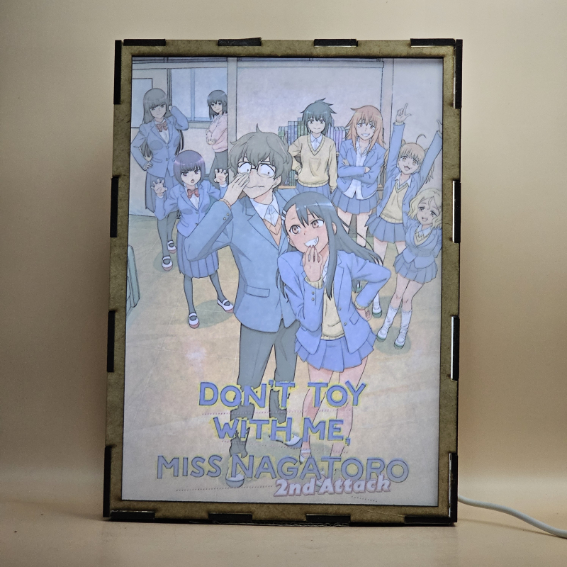 Lámpara ánime/manga  Nagatoro  con doble imagen del grupo Naoto Hachioji, Hayase Nagatoro, Maki Gamo, Yoshi, Sakura, Sana Sunomiya, Misaki Nagatoro, Hana Sunomiya y Orihara, vista encendida, con luz ambiente, donde se revela la ilustración completa al encender la luz LED.