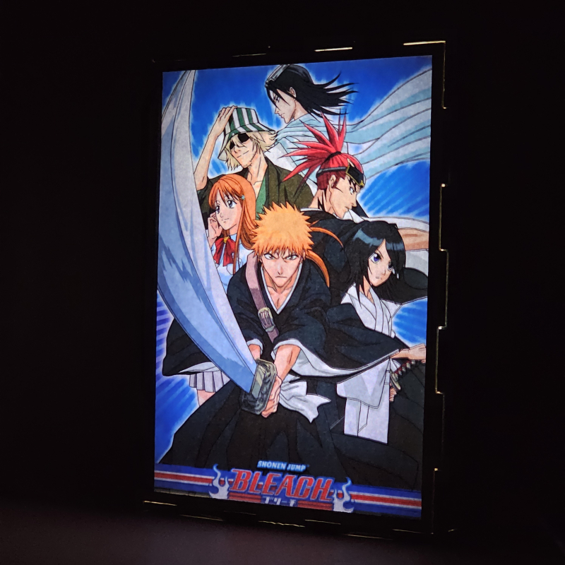Lámpara ánime/manga  Bleach  con doble imagen del grupo Ichigo Kurosaki, Rukia Kuchiki, Orihime Inoue, Renji Abarai, Kisuke Urahara y Byakuya Kuchiki, vista encendida, donde se revela la ilustración completa al encender la luz LED.