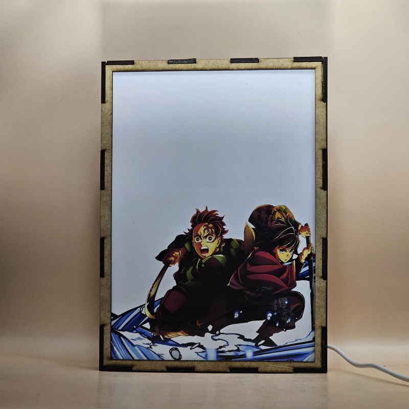 Lámpara ánime/manga  Kimetsu no Yaiba  con doble imagen del grupo Tanjirō Kamado, Shinobu Kochō, Kanao Tsuyuri, Sanemi Shinazugawa, Nezuko Kamado, Zenitsu Agatsuma, Inosuke Hashibira, Akaza, Giyū Tomioka, Kyōjurō Rengoku, Tokito Muichiro, Obanai Iguro, Mitsuri Kanroji, Tengen Uzui, Gyomei Himejima, Aoi Kanzaki, Yuichiro Tokito, Makio, Suma, Hinatsuru, Genya Shinazugawa, Kokushibo, Doma, Nakime y Kaigaku, vista apagada, se esconde la imágen de atras.