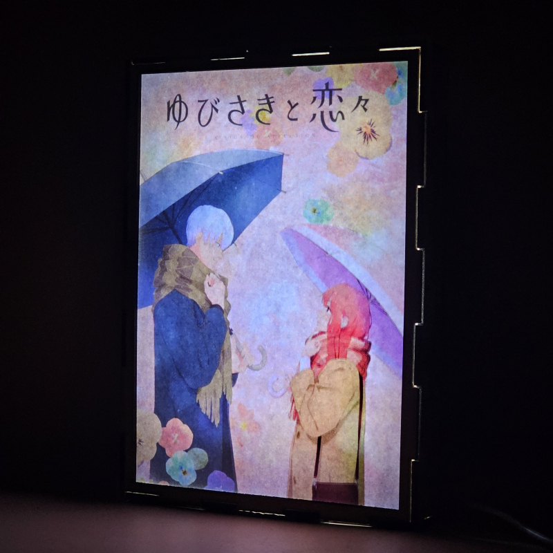 Lámpara ánime/manga  Signos de afecto  con doble imagen de la pareja Yuki Itose y Itsuomi Nagi, vista encendida, donde se revela la ilustración completa al encender la luz LED.