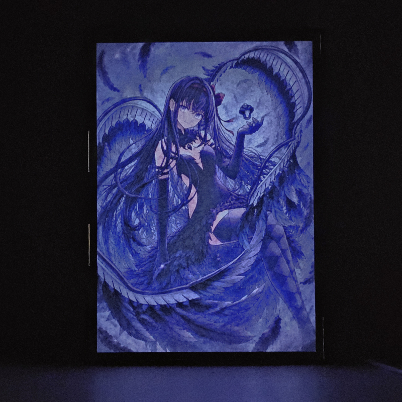 Lámpara ánime/manga  Puella Magi Madoka Magica  con doble imagen del personaje Homura Akemi, vista encendida, donde se revela la ilustración completa al encender la luz LED.