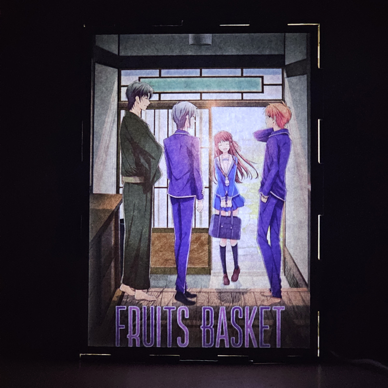 Lámpara ánime/manga  Fruit Basket  con doble imagen del grupo Tohru Honda, Yuki Sohma, Shigure Sohma y Kyo Sohma, vista encendida, donde se revela la ilustración completa al encender la luz LED.