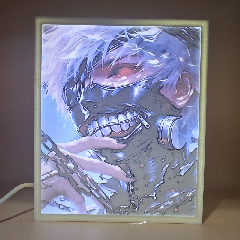 Lámpara ánime/manga  Tokyo Ghoul  con doble imagen del personaje Ken Kaneki, vista encendida, donde se revela la ilustración completa al encender la luz LED.