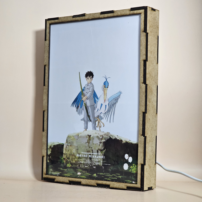 Lámpara ánime  El chico y la garza  con doble imagen del grupo Mahito Maki, Garza Gris y Kiriko, vista apagada, se esconde la imágen de atras.