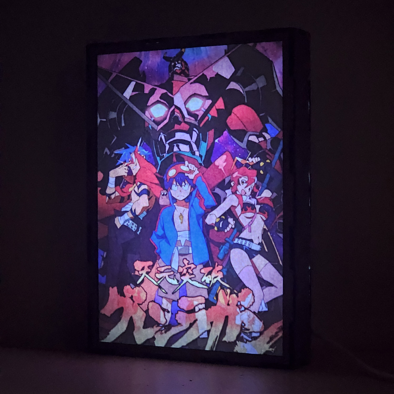 Lámpara ánime/manga  Tengen Toppa Gurren Lagann  con doble imagen del grupo Simon, Gurren Lagann, Kamina, Yoko Littner y Boota, vista encendida, donde se revela la ilustración completa al encender la luz LED.