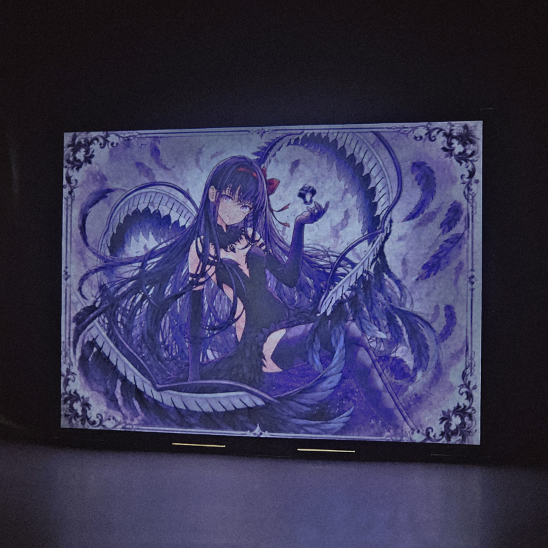 Lámpara ánime/manga  Puella Magi Madoka Magica  con doble imagen del personaje Homura Akemi, vista encendida, donde se revela la ilustración completa al encender la luz LED.