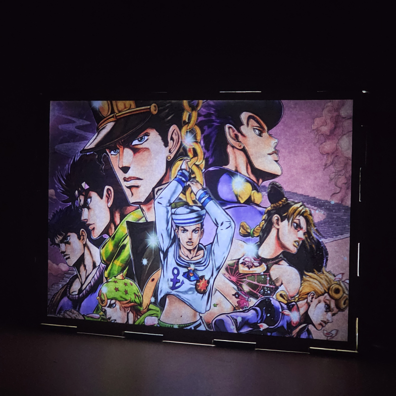 Lámpara ánime/manga  JoJo's Bizarre Adventure  con doble imagen del grupo Joseph Joestar, Jonathan Joestar, Jotaro Kujo, Josuke Higashikata, Giorno Giovanna, Jolyne Cujoh, Johnny Joestar y Josuke Higashikata, vista encendida, donde se revela la ilustración completa al encender la luz LED.