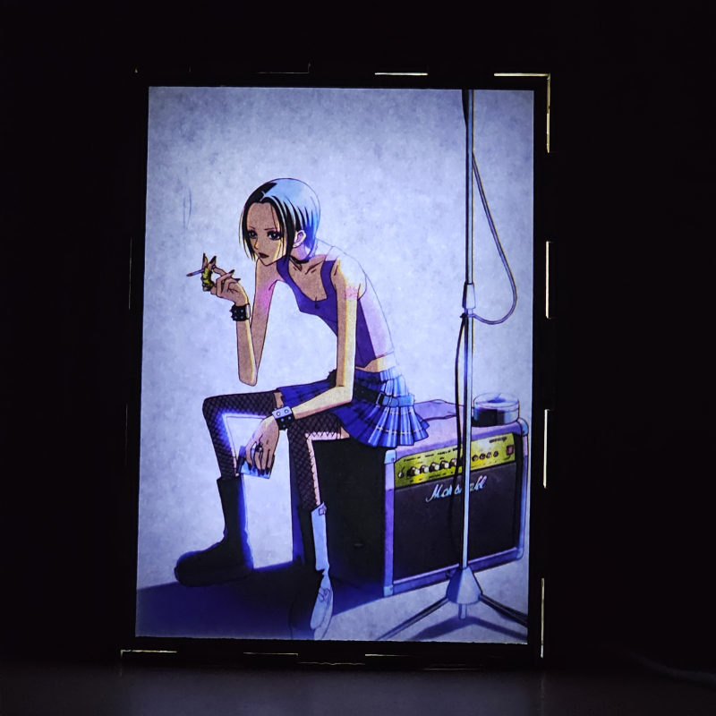 Lámpara ánime/manga  Nana  con doble imagen del personaje Nana Osaki, vista encendida, donde se revela la ilustración completa al encender la luz LED.