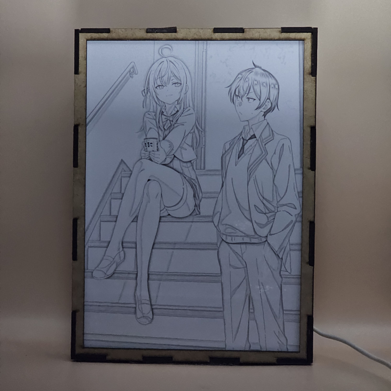 Lámpara ánime/manga  Alya a veces me susurra en ruso  con doble imagen de la pareja Alisa Mikhailovna Kujou y Masachika Kuze, vista apagada, se esconde la imágen de atras.