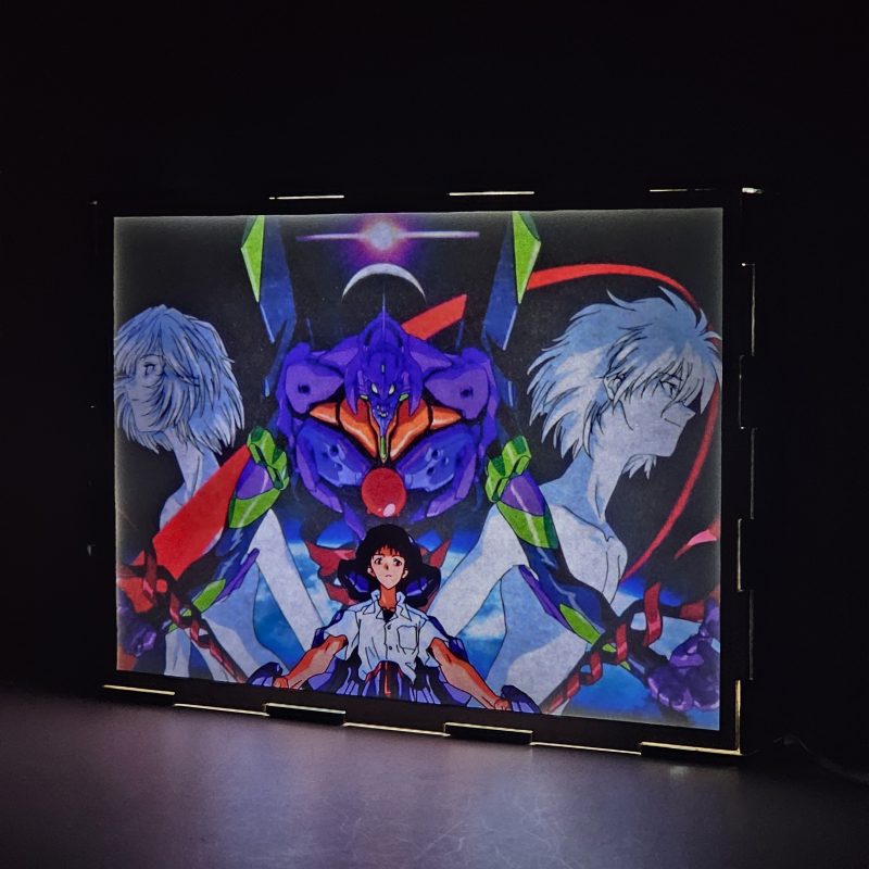Lámpara ánime/manga  Evangelion  con doble imagen del grupo Rei Ayanami, Shinji Ikari, Kaworu Nagisa y EVA Unit-01, vista encendida, donde se revela la ilustración completa al encender la luz LED.