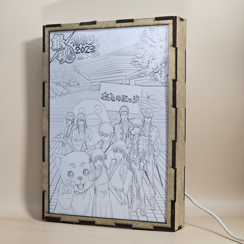 Lámpara ánime/manga  Gintama  con doble imagen del grupo Sakata Gintoki, Shimura Shinpachi, Kagura, Sadaharu, Elizabeth, Katsura Kotarou, Kondou Isao, Hijikata Toushirou, Okita Sougo y Yamazaki Sagaru, vista apagada, se esconde la imágen de atras.