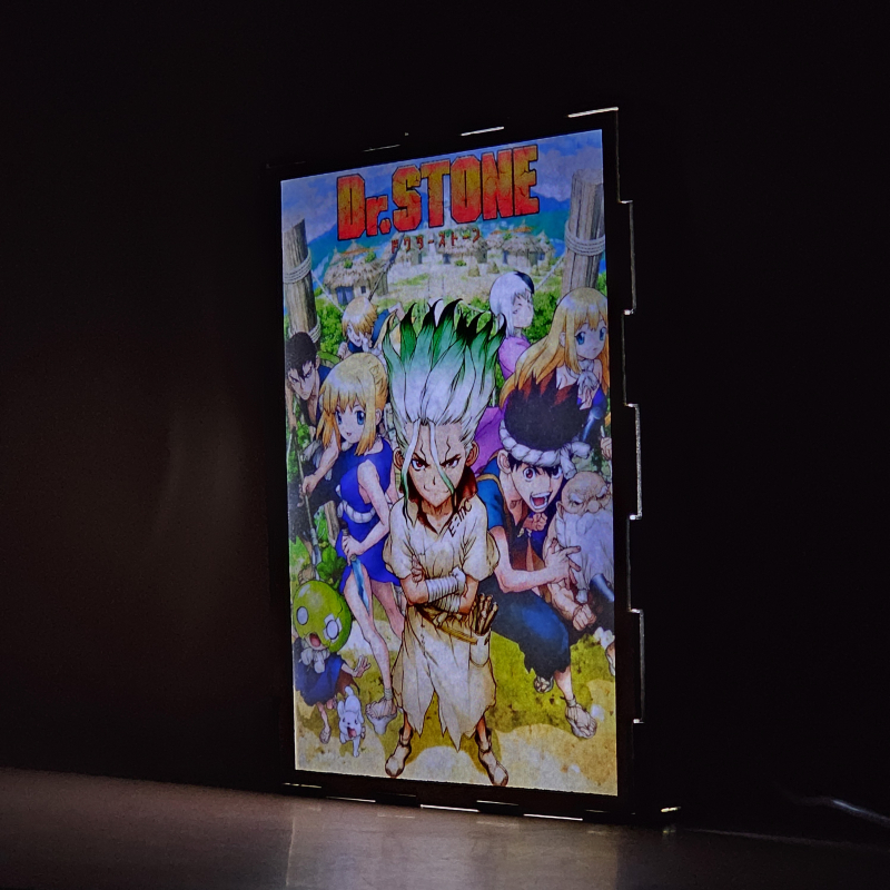 Lámpara ánime/manga  DR. Stone  con doble imagen del grupo Senkuu Ishigami, Kohaku, Gen Asagiri, Chrome, Ruri, Suika, Ginro, Kinro y Kaseki, vista encendida, donde se revela la ilustración completa al encender la luz LED.