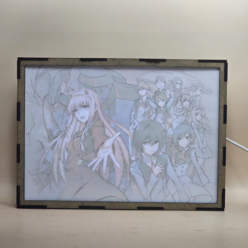 Lámpara ánime/manga  Darling in the Franxx  con doble imagen del grupo Zero Two, Hiro, Ichigo, Ikuno, Goro, Kokoro, Mitsuru, Miku, Zorome y Futoshi, vista encendida, con luz ambiente, donde se revela la ilustración completa al encender la luz LED.