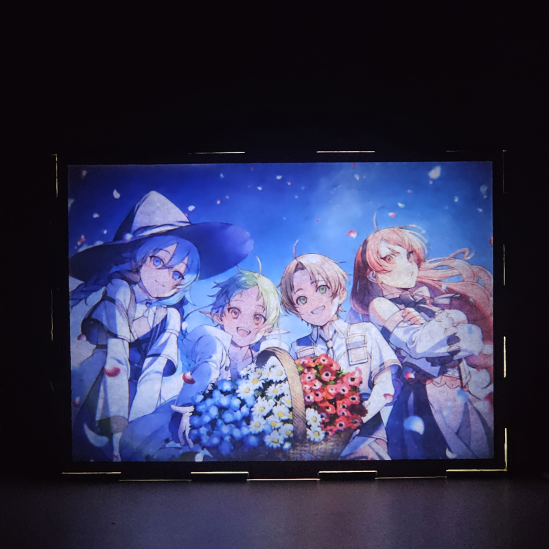 Lámpara ánime/manga  Mushoku Tensei  con doble imagen del grupo Roxy Migurdia, Sylphiette, Rudeus Greyrat y Eris Boreas Greyrat, vista encendida, donde se revela la ilustración completa al encender la luz LED.