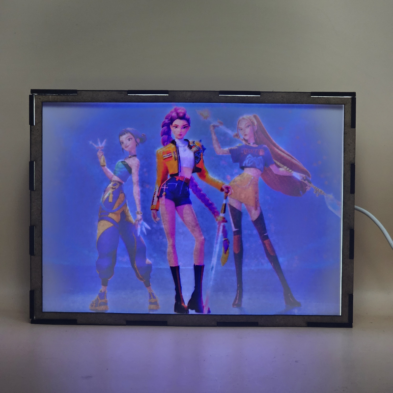 Lámpara ánime/manga  K-Pop Demon Hunters  con doble imagen del grupo Rumi, Zoey y Mira, vista encendida, con luz ambiente, donde se revela la ilustración completa al encender la luz LED.