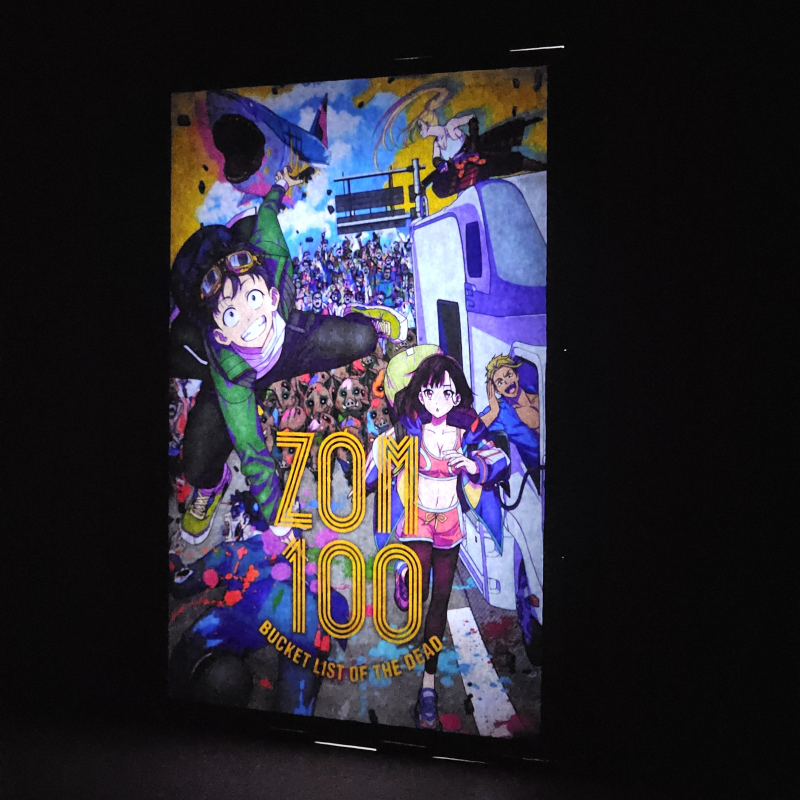 Lámpara ánime/manga  Zombie ni Naru made ni Shitai 100 no Koto  con doble imagen del grupo Akira Tendo, Shizuka Mikazuki, Kencho y Beatrix Amerhauser, vista encendida, donde se revela la ilustración completa al encender la luz LED.