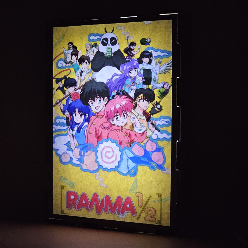 Lámpara ánime/manga  Ranma y medio  con doble imagen del grupo Ranma Saotome, Akane Tendo, Ryoga Hibiki, Shampoo, Genma Saotome, Soun Tendo, Nabiki Tendo, Kasumi Tendo, Tatewaki Kuno y Kodachi Kuno, vista encendida, donde se revela la ilustración completa al encender la luz LED.