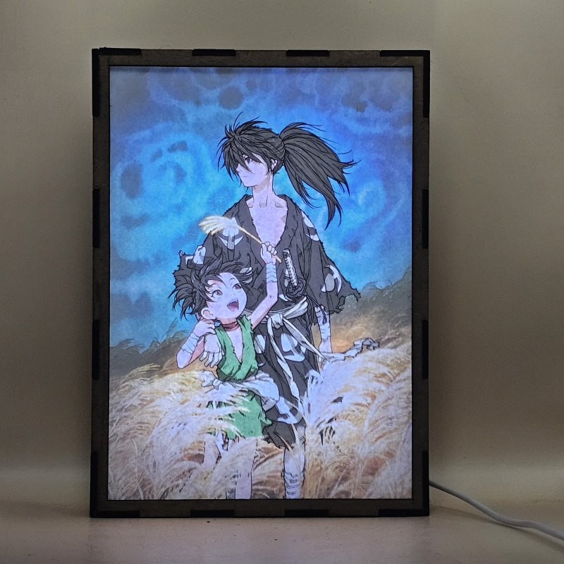 Lámpara ánime/manga  Dororo  con doble imagen de la pareja Dororo y Hyakkimaru, vista encendida, donde se revela la ilustración completa al encender la luz LED.
