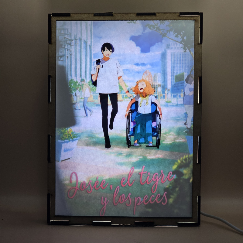 Lámpara ánime  Josee, el tigre y los peces  con doble imagen de la pareja Kumiko Yamamura y Tsuneo Suzukawa, vista encendida, con luz ambiente, donde se revela la ilustración completa al encender la luz LED.