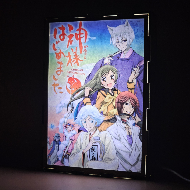Lámpara ánime/manga  Kamisama Hajimemashita  con doble imagen del grupo Nanami Momozono, Tomoe Yukishiro, Mizuki, Kurama Shinjirou, Mikage, Onikiri, Kotetsu y Otohiko, vista encendida, donde se revela la ilustración completa al encender la luz LED.