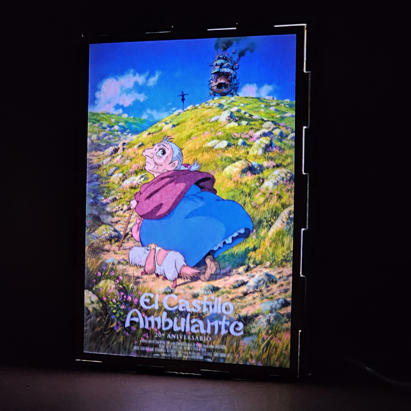 Lámpara ánime  El castillo ambulante  con doble imagen del personaje Sophie Hatter, vista encendida, donde se revela la ilustración completa al encender la luz LED.