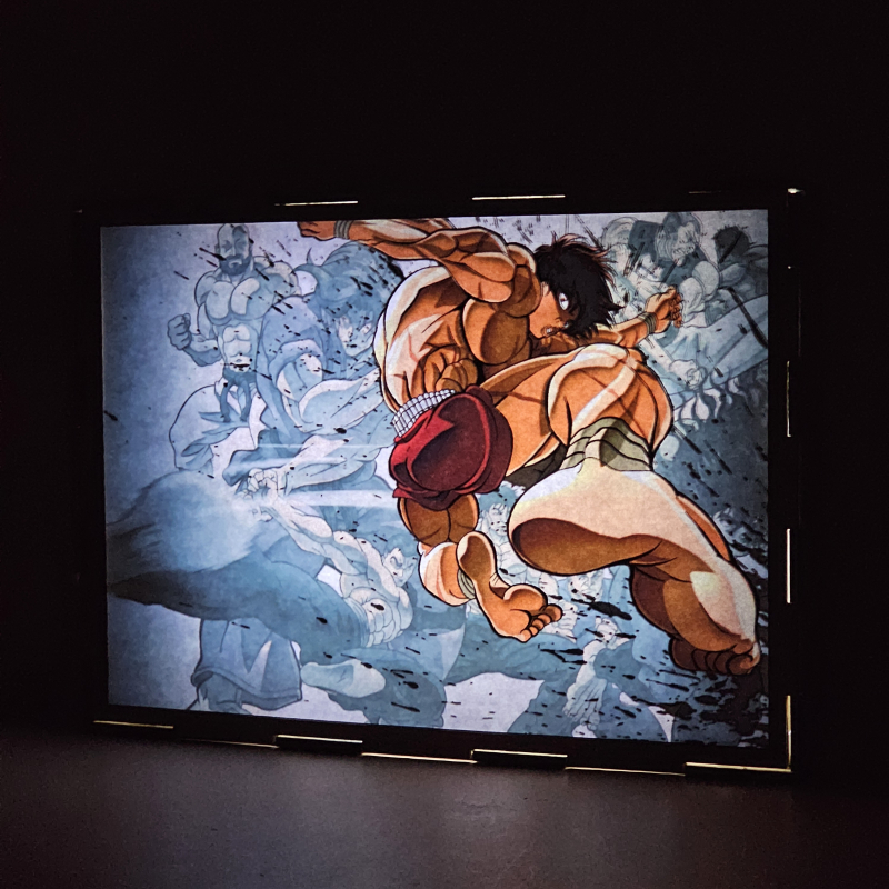 Lámpara ánime/manga  Baki  con doble imagen del personaje Baki Hanma, vista encendida, donde se revela la ilustración completa al encender la luz LED.