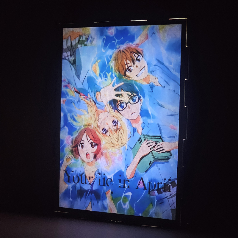 Lámpara ánime/manga  Your Lie in April  con doble imagen del grupo Kaori Miyazono, Kousei Arima, Tsubaki Sawabe y Ryota Watari, vista encendida, donde se revela la ilustración completa al encender la luz LED.