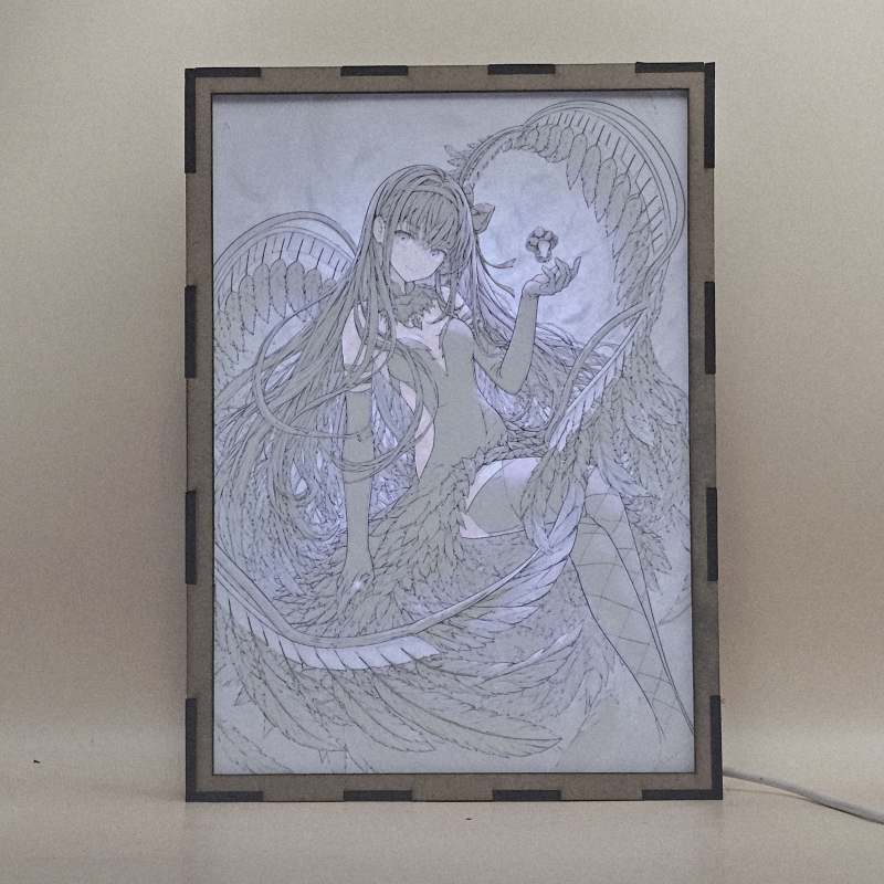 Lámpara ánime/manga  Puella Magi Madoka Magica  con doble imagen del personaje Homura Akemi, vista encendida, con luz ambiente, donde se revela la ilustración completa al encender la luz LED.