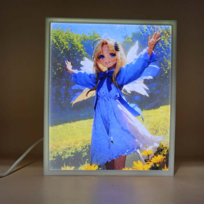 Lámpara ánime/manga  El héroe del escudo  con doble imagen del personaje Filo, vista encendida, donde se revela la ilustración completa al encender la luz LED.