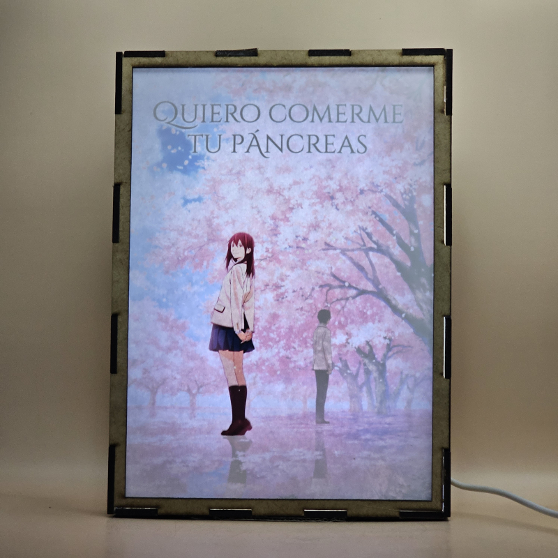 Lámpara ánime/manga  Kimi no Suizō o Tabetai  con doble imagen de la pareja Sakura Yamauchi y Haruki Shiga, vista encendida, con luz ambiente, donde se revela la ilustración completa al encender la luz LED.