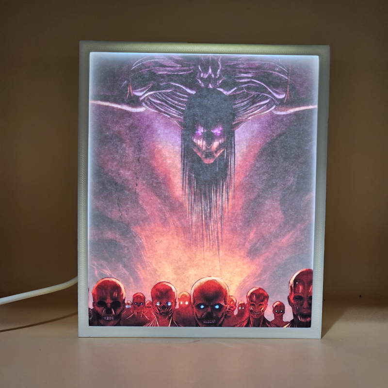 Lámpara ánime/manga  Shingeki no Kyojin  con doble imagen del personaje Eren Yeager, vista encendida, donde se revela la ilustración completa al encender la luz LED.