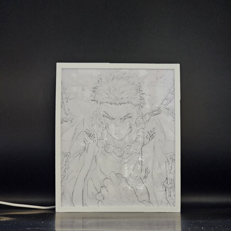 Lámpara ánime/manga  Kimetsu no Yaiba  con doble imagen del personaje Gyomei Himejima, vista apagada, se esconde la imágen de atras.