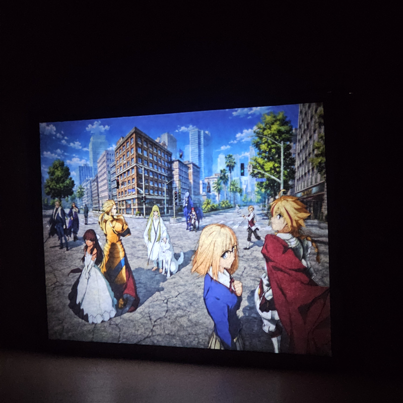 Lámpara ánime/manga  Fate/strange Fake -Whispers of Dawn  con doble imagen del grupo Saber, Ayaka Sajyou, Lancer, Archer y Tiné Chelc, vista encendida, donde se revela la ilustración completa al encender la luz LED.