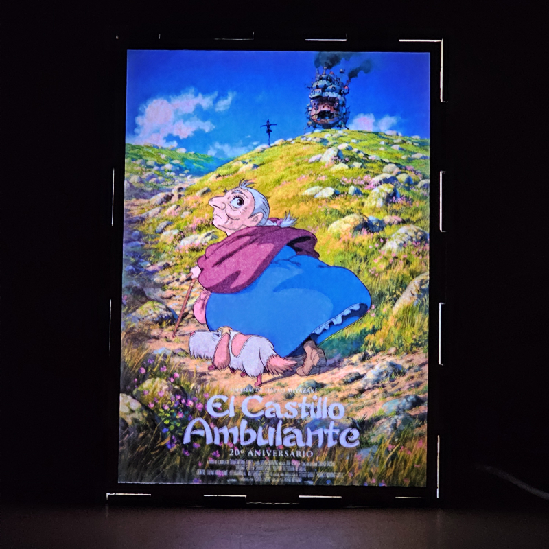 Lámpara ánime  El castillo ambulante  con doble imagen del personaje Sophie Hatter, vista encendida, donde se revela la ilustración completa al encender la luz LED.