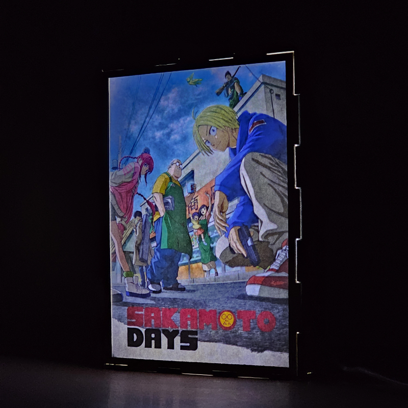 Lámpara ánime/manga  Sakamoto Days  con doble imagen del grupo Taro Sakamoto, Shin Asakura, Lu Shaotang, Yoichi Nagumo, Aoi Sakamoto, Hana Sakamoto y Heisuke Mashimo, vista encendida, donde se revela la ilustración completa al encender la luz LED.