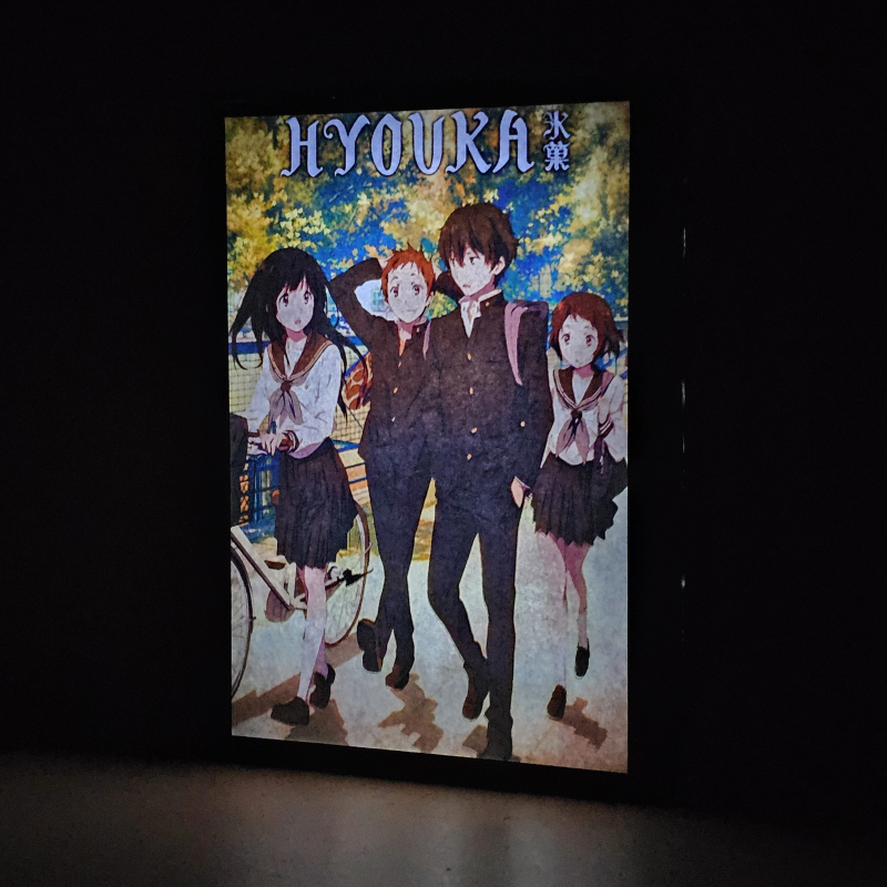 Lámpara ánime/manga  Hyouka  con doble imagen del grupo Eru Chitanda, Satoshi Fukube, Houtarou Oreki y Mayaka Ibara, vista encendida, donde se revela la ilustración completa al encender la luz LED.