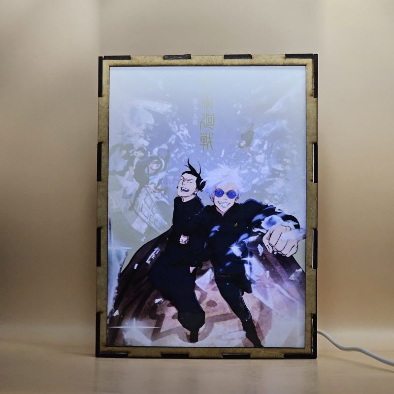 Lámpara ánime/manga  Jujutsu Kaisen  con doble imagen del grupo Satoru Gojo, Suguru Geto, Toji Fushiguro y Riko Amanai, vista encendida, con luz ambiente, donde se revela la ilustración completa al encender la luz LED.