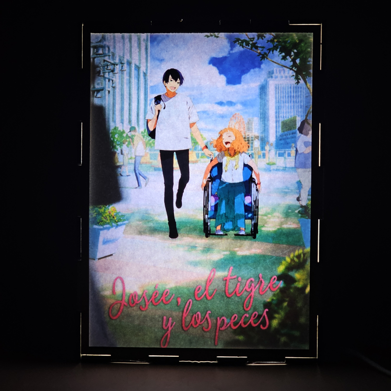 Lámpara ánime  Josee, el tigre y los peces  con doble imagen de la pareja Kumiko Yamamura y Tsuneo Suzukawa, vista encendida, donde se revela la ilustración completa al encender la luz LED.