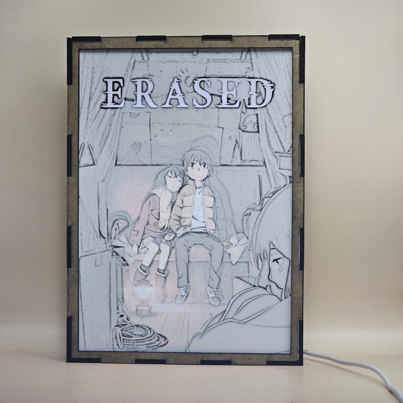 Lámpara ánime/manga  Erased  con doble imagen de la pareja Satoru Fujinuma y Kayo Hinazuki, vista encendida, con luz ambiente, donde se revela la ilustración completa al encender la luz LED.