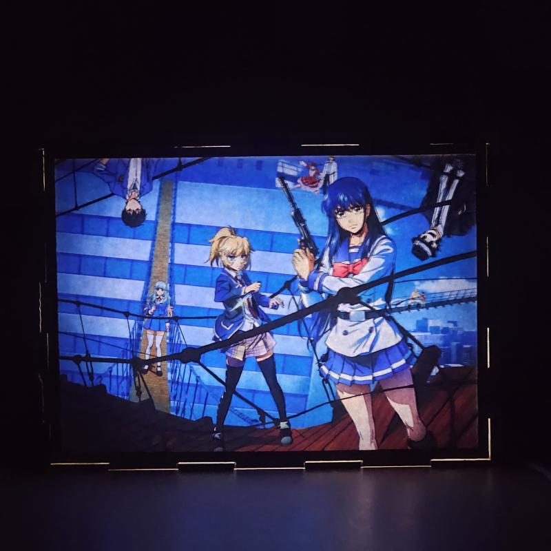 Lámpara ánime/manga  Tenku Shinpan  con doble imagen del grupo Yuri Honjo, Mayuko Nise, Kuon Shinzaki y Rika Honjo, vista encendida, donde se revela la ilustración completa al encender la luz LED.