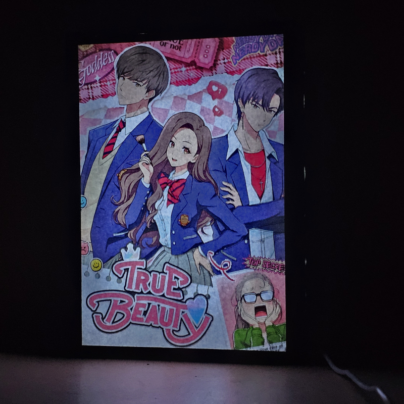 Lámpara ánime/manga  True Beauty  con doble imagen del grupo Lim Ju-kyung, Lee Su-ho y Han Seo-jun, vista encendida, donde se revela la ilustración completa al encender la luz LED.