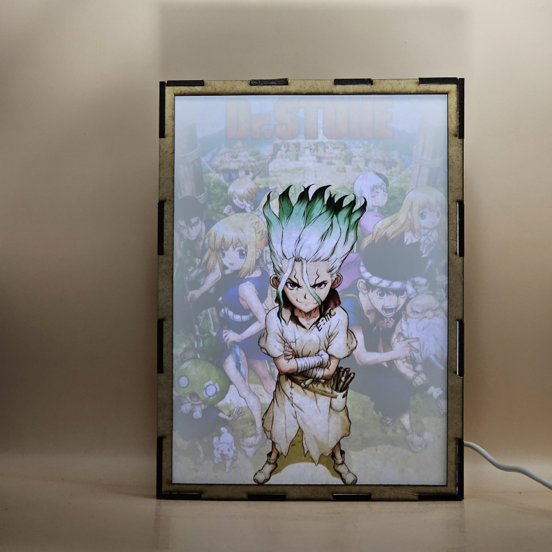 Lámpara ánime/manga  DR. Stone  con doble imagen del grupo Senkuu Ishigami, Kohaku, Gen Asagiri, Chrome, Ruri, Suika, Ginro, Kinro y Kaseki, vista encendida, con luz ambiente, donde se revela la ilustración completa al encender la luz LED.