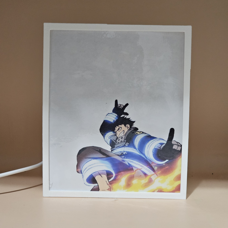 Lámpara ánime/manga  Fire Force  con doble imagen del grupo Shinra Kusakabe, Iris, Tamaki Kotatsu, Arthur Boyle, Akitaru Obi, Takehisa Hinawa, Maki Oze, Victor Licht y Vulcan Joseph, vista apagada, se esconde la imágen de atras.