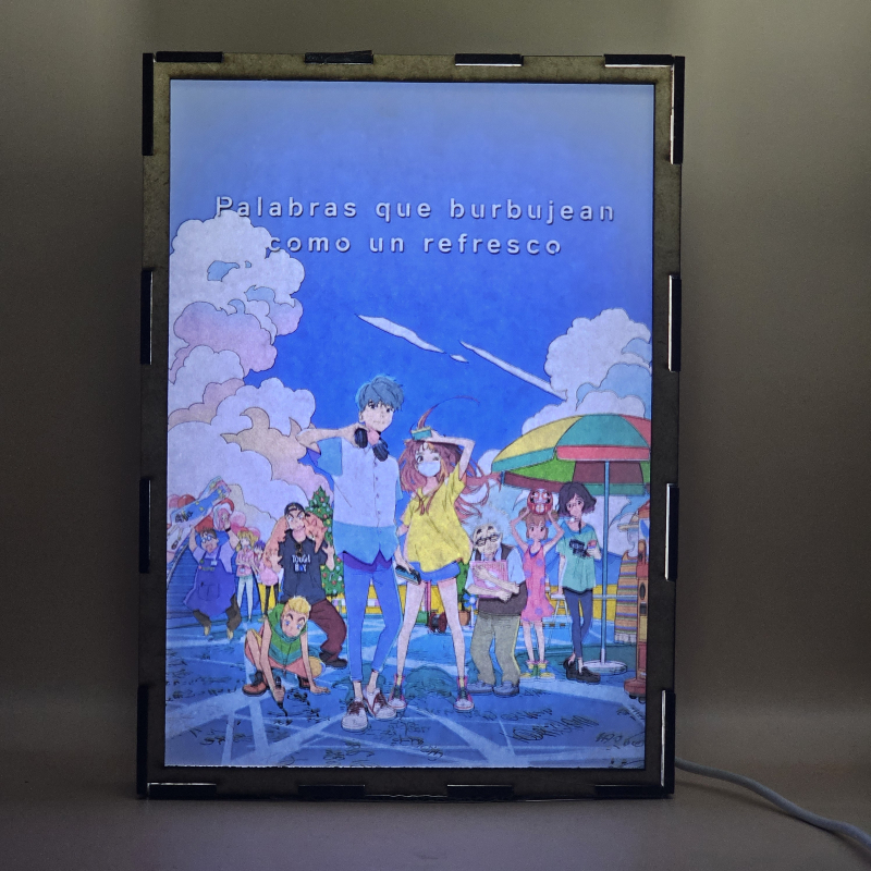 Lámpara ánime  Palabras que burbujean como un refresco  con doble imagen del grupo Yui Sakura y Yuki, vista encendida, con luz ambiente, donde se revela la ilustración completa al encender la luz LED.